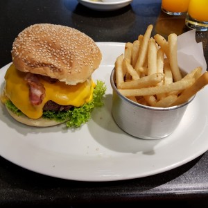 Hamburguesa con queso y tocineta