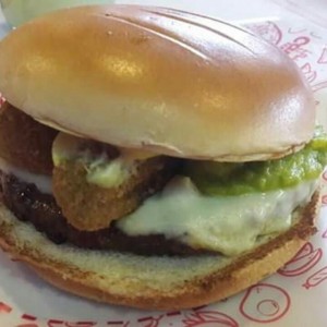 Hamburguesa de pollo con guacamole 