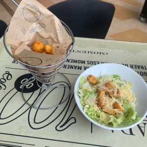 Papa criolla y ensalada cesar