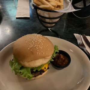 Hamburguesa angus con papas fritas