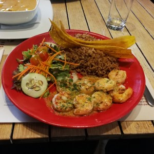 langostinos al ajillo, con arroz con coco y ensalada. 