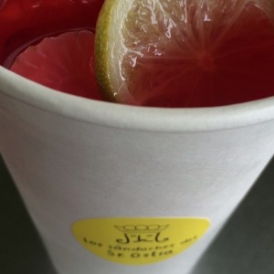 Agua de frutos rojos