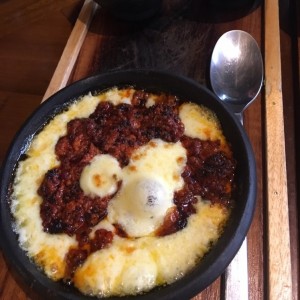 Cazuelita de chorizo rojo y queso fundido