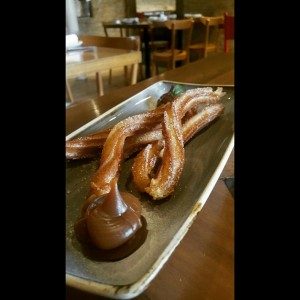 Churros con arequipe y chocolate