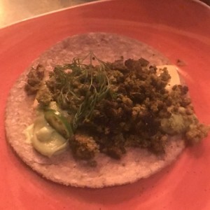 Tacos de chorizo y crema de aguacate