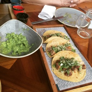 Taco de arrachera de res a la brasa aguacate y queso fundido