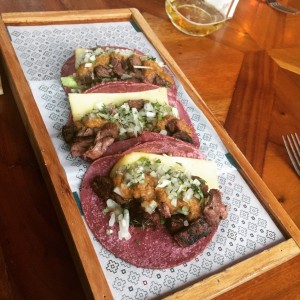 Taco de carnitas de chancho cilantro y cebolla