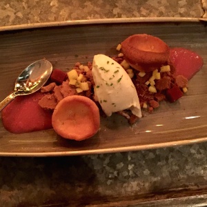 Pie de queso con jalea de guayaba y helado