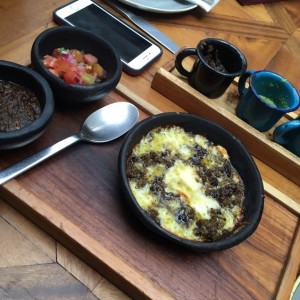 cazuelita de queso fundido chorizo verde