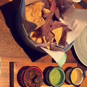 Nachos con salsas picantes