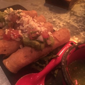 flautas de pollo con guacamole
