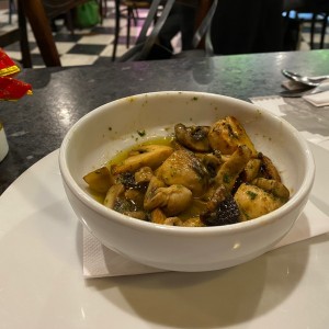 Champiñones al ajillo