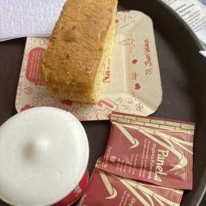 Cafe latte con torta mantecado