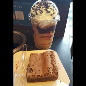 brownie y cafe helado con chantily