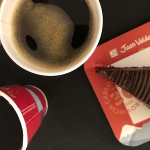 Café con torta de chocolate 