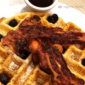 waffles con tocineta