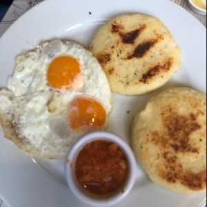 arepa rellena y huevos fritos