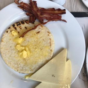 arepa tocino y queso