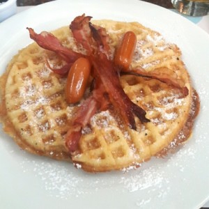 waffles con syrup