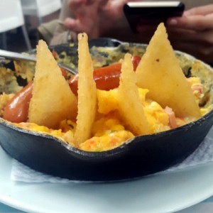 Huevos con salchicha & arepa