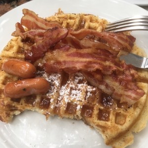 Waffles con tocineta y salchichas de cocktail