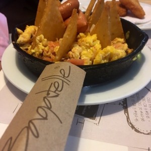 huevos con arepitas y salchichas