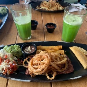 Steak encebollado