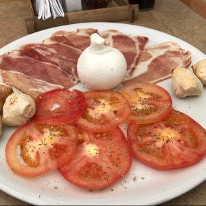 Burrata y serrano