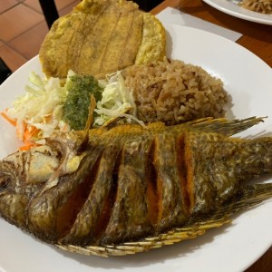 Pescado frito y arroz con coco