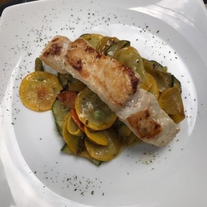Corvina sobre vegetales