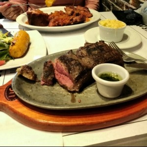 bife de chorizo y costillas en salsa tropical 
