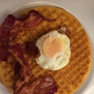 Wafle huevo frito y tocineta