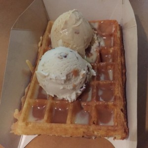 Gofre de Chocolate Blanco, arequipe y helado de almendras y crocante