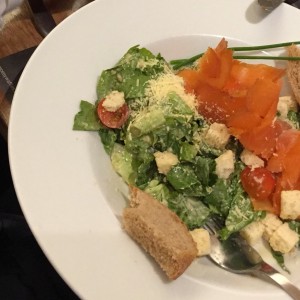 ensalada cesar con salmon