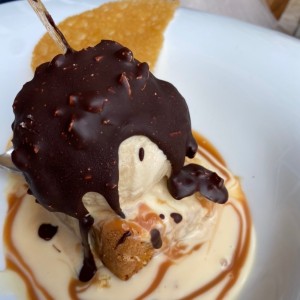 Bizcochuelo bañado en salsa inglesa y arequipe con helado de cocado y tartufino de chocolate