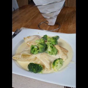 crepe de pollo con queso y brocoli