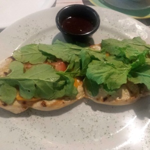 Pollo a la plancha con tomate, rugula y queso