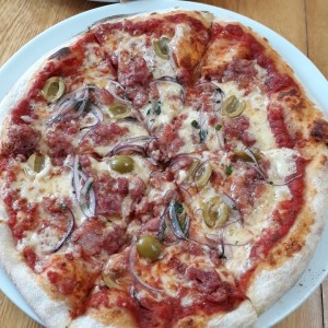 pizza con chorizo español, aceitunas y cebolla