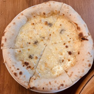 Pizza 4 quesos (Calle 140)