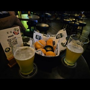 cerveza trigo witbier y empamadas de pollo y carne 