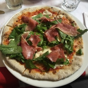 Pizza integral de burrata y prosciutto