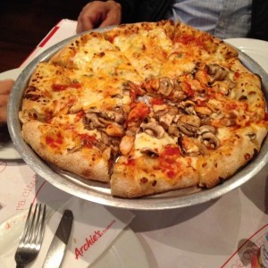 pizza 4 quesos y pollo con champiñones 