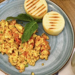 Huevos pericos y arepa