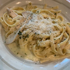 Pasta alfredo con pollo