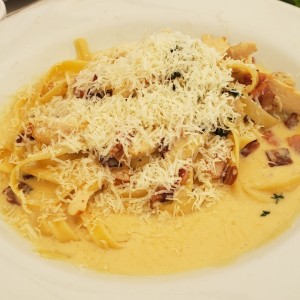 Fetuccine Alfredo con Pollo