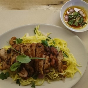 pollo en ensalada de mango