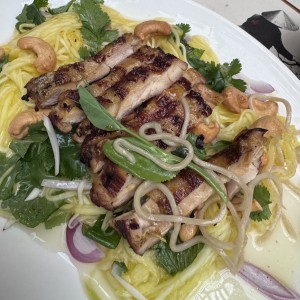 Pollo con ensalada de mango