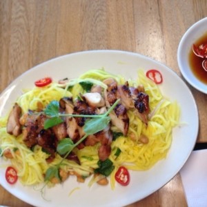 pollo con ensalda de mango