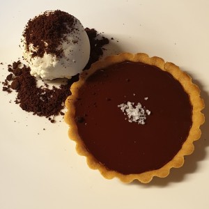 Tartaleta de chocolate, arequipe y sal marina