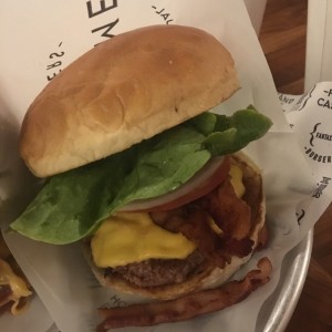 Hamburguesa con queso y tocineta